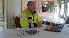 Liberecký policista Zdeněk Bartoň se obrátil na poslance z kraje o pomoc. Liberecký policista Zdeněk Bartoň se obrátil na poslance z kraje o pomoc.