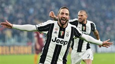 Gonzalo Higuaín slaví vedoucí gól Juventusu v zápase italské ligy s AS ím.