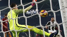 Branká AS ím Wojciech Szczesny zasahuje v utkání na stadionu Juventusu.