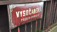 Propad vozovky v okolí kanálu na Vysoanské ulici v Praze uzavel ulici pro...