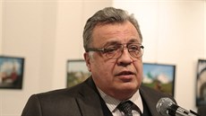 Ruský velvyslanec v Turecku Andrej Karlov hovoí v galerii v Ankae jen chvíli...