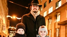 Pro betlémské světlo jde Jan Svoboda mladší s dětmi. Před 26 lety byl mezi... Pro betlémské světlo jde Jan Svoboda mladší s dětmi. Před 26 lety byl mezi...