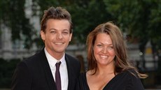 Louis Tomlinson se svou matkou Johannah Deakinovou v roce 2015 Louis Tomlinson se svou matkou Johannah Deakinovou v roce 2015