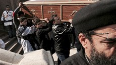 Smutečního obřadu za zavražděné koptské křesťany, kde byly před oltářem... Smutečního obřadu za zavražděné koptské křesťany, kde byly před oltářem...