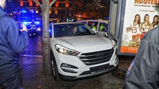 Řidič uvázl na Václavském náměstí mezi stromem a telefonní budkou. Řidič uvázl na Václavském náměstí mezi stromem a telefonní budkou.