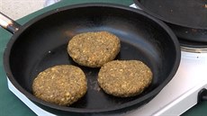 Veganské karbanátky s mořskou řasou nori nahrazují veganům vánočního kapra. Veganské karbanátky s mořskou řasou nori nahrazují veganům vánočního kapra.