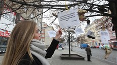 Netradiční vánoční strom s dekoracemi v podobě prošlapaných bot a vzkazů od... Netradiční vánoční strom s dekoracemi v podobě prošlapaných bot a vzkazů od...