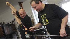 V malé sklářské huti U Hrocha ve Škrdlovicích pracuje jako hlavní tvůrce... V malé sklářské huti U Hrocha ve Škrdlovicích pracuje jako hlavní tvůrce...