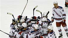 Hokejisté New York Rangers slaví vítzství.