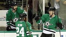 Radek Faksa slaví se spoluhrái z Dallasu svj gól, gratulují mu Jordie Benn a...