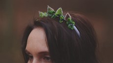Studentka vyrábí čelenky do vlasů, s nápadem vyhrála podnikatelskou soutěž pro... Studentka vyrábí čelenky do vlasů, s nápadem vyhrála podnikatelskou soutěž pro...