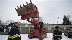 Pyrotechnici ve Vrběticích používají speciálně upravený pásový nakladač, jediný... Pyrotechnici ve Vrběticích používají speciálně upravený pásový nakladač, jediný...