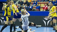 Česká házenkářka Jana Knedlíková se prodírá rumunskou obranou. Česká házenkářka Jana Knedlíková se prodírá rumunskou obranou.