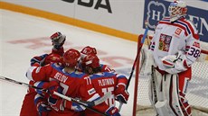Hokejisté Ruska se radují poté, co pekonali eského gólmana Dominika Furcha.
