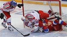 Ruský hokejista Andrej Svtlakov pi stetu s eským gólmanem Dominikem Furchem.