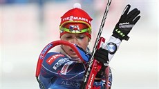Eva Puskaríková dojídí do cíle sprintu Svtového poháru v Novém Mst na...