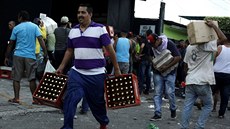Ve Venezuele zavládl chaos poté, co se vláda rozhodla zrušit platnost bankovek... Ve Venezuele zavládl chaos poté, co se vláda rozhodla zrušit platnost bankovek...