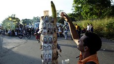 Lidé ve Venezuele protestují, sloupy polepují bankovkami v hodnot sto bolívar...