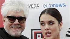 Režisér Pedro Almodóvar přivedl na udílení Evropských filmových cen i herečku... Režisér Pedro Almodóvar přivedl na udílení Evropských filmových cen i herečku...