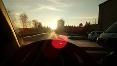 Nízké slunce trápí v zimě většinu řidičů, ať už zasvítí do čelního skla nebo... Nízké slunce trápí v zimě většinu řidičů, ať už zasvítí do čelního skla nebo...