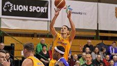 Pavel Slezák z Prostějova střílí na ostravský koš. Pavel Slezák z Prostějova střílí na ostravský koš.