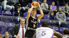 Jiří Welsch z Nymburka střílí na koš Naharije. Jiří Welsch z Nymburka střílí na koš Naharije.