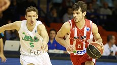 Viktor Půlpán (vpravo) z Pardubic uniká Corentinu Carnemu z Pau-Lacq-Orthez.. Viktor Půlpán (vpravo) z Pardubic uniká Corentinu Carnemu z Pau-Lacq-Orthez..