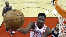 Clint Capela z Houstonu donáí mí do koe Sacramenta.