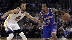 Brandon Jennings (vpravo) z New Yorku obchází Stephena Curryho z Golden State.