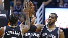 Kawhi Leonard, Pau Gasol a LaMarcus Aldridge (zleva) slaví povedený úsek San...