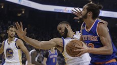 Joakim Noah (vpravo) z New Yorku útoí na ko Golden State pes JaValeho...