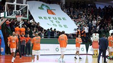 Basketbalisté tureckého klubu Banvit Bandirma slaví domácí výhru.