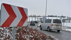 Kolony vozidel poblí automobilky v Kvasinách na Rychnovsku v dob stídání...