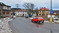 Na tomto místě v Jablonci má vyrůst kruhový objezd, dva domy v pozadí čeká... Na tomto místě v Jablonci má vyrůst kruhový objezd, dva domy v pozadí čeká...