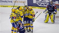 Zlíntí hokejisté slaví gól v utkání proti Vítkovicím.
