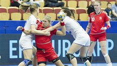Momentka z duelu Eura mezi házenkářkami Česka (červená) a Ruska Momentka z duelu Eura mezi házenkářkami Česka (červená) a Ruska