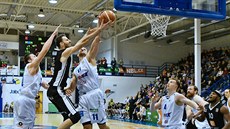 Nymburský basketbalista Vojtěch Hruban míří na koš, brání ho Lukáš Palyza z... Nymburský basketbalista Vojtěch Hruban míří na koš, brání ho Lukáš Palyza z...