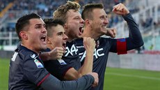 Fotbalisté Boloni oslavují gól Ladislava Krejího v zápase proti Pescae.