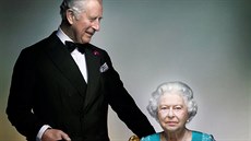Princ Charles a královna Albta II. na portrétu z kvtna 2016 u píleitosti...