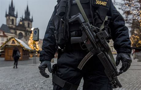 Mezi mkké cíle se adí i námstí. Na Staromstském námstí hlídkovali policisté po prosincovém útoku v Berlín, kde terorista k vradní na vánoním trhu pouil kamion.