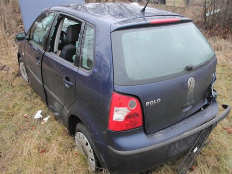 Volkswagen se pi nehod pevrátil pes stechu zpátky na kola a takto zstal...