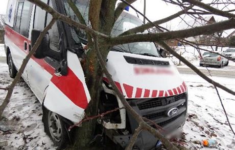 Osobní vz dostal na Rychnovsku smyk a poslal sanitu do stromu (27.12.2016).