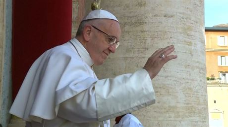 Pape poehnal mstu a svtu
