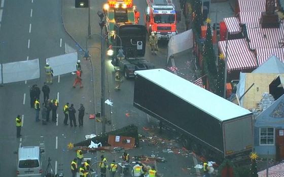V Berlín odstraují kamion, který vjel do lidí
