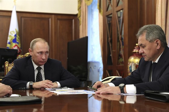 Ruský prezident Vladimir Putin a ministr obrany Sergej ojgu pi setkání v...