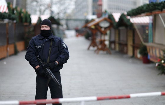 Policie hlídkuje na trzích v Berlín (21. prosince 2016)