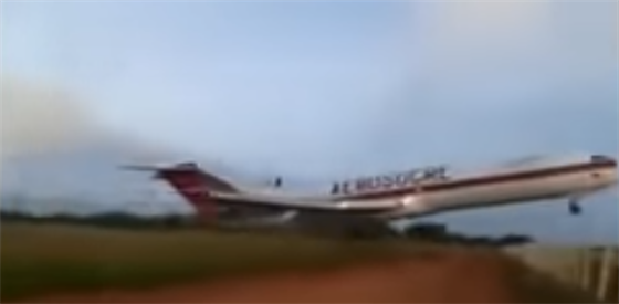 V Kolumbii se zítil nákladní letoun, tragédii natoili svdci
