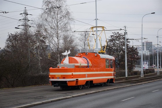 Mazací tramvaj ve vánoní ladní