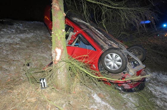 Automobil vylétl z havlíkobrodského obchvatu, narazil stechou do stromu, pak...