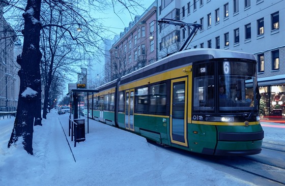 Tramvaj ForCity Smart Artic v ulicích Helsinek. vyrábí ji dceiná firma kody...